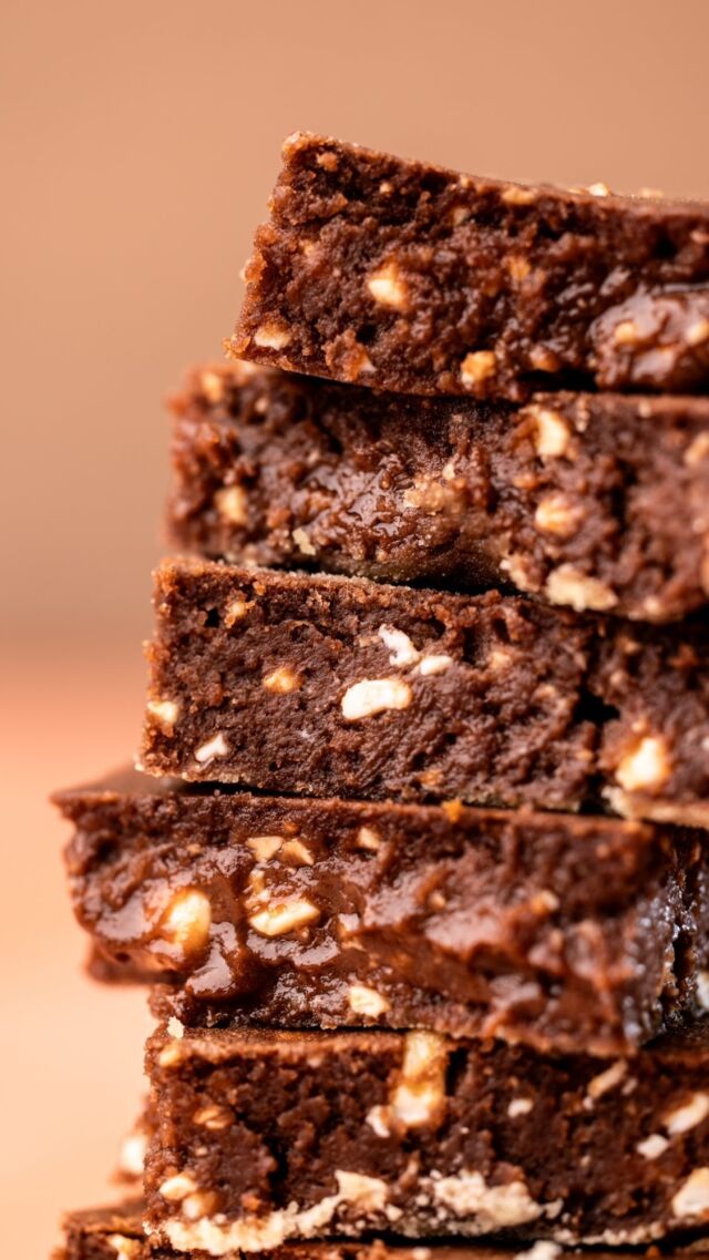 Soft und für die Muckis: gesündere Brownies mit einer Extraportion Eiweiß. So könnt ihr die Nascherei ganz einfach in wenigen Minuten ausprobieren. 👇

Zutaten für 1 Form (22 x 22 cm): 

- 100 g Butter
- 2 Eier
- 130 g Xylit
- 3 EL Kakao
- 2 Tl Vanillezucker
- 120 g Mehl 
- 1 Pkg. (250 g) Hüttenkäse
- Prise Salz

Zubereitung

1. Ofen auf 200° Umluft vorheizen. 
2. Eine Backform ausbitten und mit Mehl ausstauben. 
3. Butter schmelzen und abkühlen lassen.
4. Alle Zutaten in einer großen Schüssel mit einem Handmixer verrühren.
5. Den Teig in die Backform füllen und für 10-12 Minuten backen. Die Brownies dürfen noch leicht weich sein, damit sie „fudgy“ bleiben.

#brownies #cottagecheese #highproteinrecipes #brownielovers #gesündernaschen #mpreis @kathikocht #kathikocht