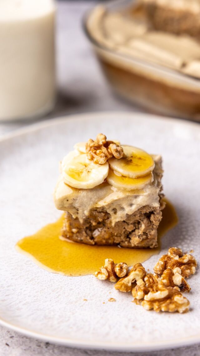 Lebkuchen Baked Oat Pudding 🎄☕️

Ein Frühstückspudding ist perfekt für die Adventszeit! Verfeinert mit duftendem Lebkuchen und einem Hauch von Kaffee, habt ihr damit eine köstliche Alternative zu klassischem Porridge – und das Beste: Ihr könnt ihn für mehrere Tage vorbereiten. Einfach zubereiten, kühl lagern und stressfrei genießen. 🙌

Zutaten:

o 450 g Haferflocken
o 2 reife Bananen
o 880 ml Pflanzliche Milch
o 4 El Chia Samen 
o 2 El Süßungsmittel nach Wahl (zum Beispiel Agavendicksaft)
o 1 El Lebkuchengewürz
o 1 Tl Backpulver
Kaffee Sirup
o 400 ml Kaffee, kalt

Cashew-Marzipan Topping
o 200 g Cashewnüsse
o 5 Medjool Datteln
o 140 ml Pflanzliche Milch
o Ein paar Tropfen Mandelaroma

Zubereitung in den Kommentaren! 

#weihnachtenglutenfrei #KathiKocht #frühstücksideen #lebkuchenliebe #bakedoats #mealprep #haferflockenfrühstück #weihnachtsrezepte