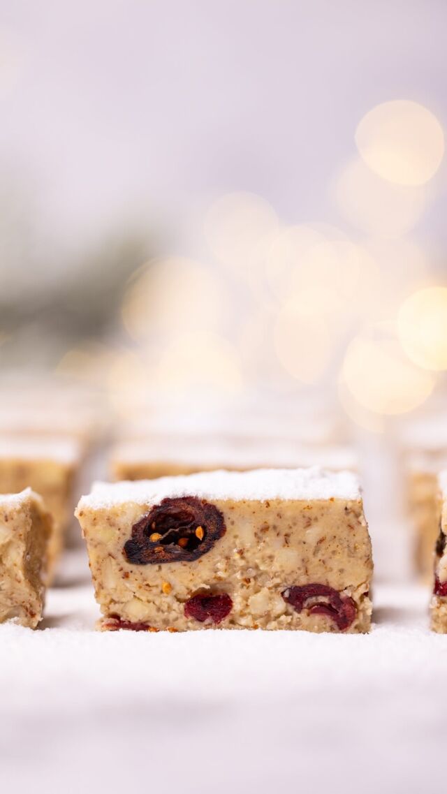 ✨ No-bake Stollen Bars ✨
Du liebst den klassischen Stollen, aber suchst nach einer gesünderen, schnellen Alternative? Diese no-bake Stollen-Bars sind die perfekte Lösung! Einfach zuzubereiten und unglaublich lecker – ein Muss für die Adventszeit. 🎄💫

Zutaten:
	•	250 g Cashewmus
	•	3 EL Kokosöl (geschmolzen)
	•	1,5 TL Stollengewürz
	•	4 EL Birkenzucker
	•	25 g Rosinen (getrocknet)
	•	25 g Cranberries (getrocknet)
	•	1 EL Orangenzeste
	•	3 Prisen Mandelaroma

Topping:
	•	1 EL Birkenzucker

Zubereitung:
1️⃣ Cashewmus, Kokosöl, Stollengewürz und Birkenzucker in einem Hochleistungsmixer vermengen.
2️⃣ Rosinen, Cranberries und Mandelsplitter hinzufügen, kurz „pulsieren“ oder händisch untermengen.
3️⃣ Masse in eine Form füllen und einfrieren.
4️⃣ Nach dem Frieren in kleine Rechtecke schneiden.
5️⃣ Birkenzucker zu Puderzucker mixen und die Bars damit bestäuben.

🎅 Tipp: Die Stollen Bars müssen im Gefrierfach aufbewahrt werden und können vor dem Servieren 5-10 bei Raumtemperatur antauen. Am besten werden sie erst beim Antauen mit Birkenzucker dekoriert.

#rawfood #KathiKocht #weihnachtsrezepte #veganbacken #nobakedessert #weihnachten #weihnachtskekse #nobake