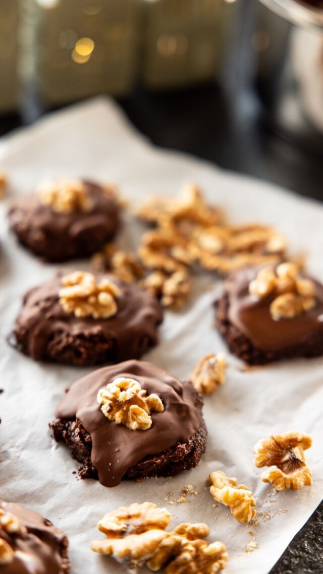 Rohvegane Bananen-Lebkuchen – fudgy, schokoladig und voller Weihnachtsstimmung! 🌟 Diese kleinen Leckerbissen sind nicht nur gesünder als die klassische Variante, sondern auch mega einfach gemacht. Perfekt für den Advent – ohne Backen und in wenigen Minuten fertig!

👉 Vegan
👉 Glutenfrei
👉 Ohne raffinierten Zucker

✨ Hier ist das Rezept: - 300 g Cashews
- 1 Banane - 120 g Dattelpaste - 70 g roher Kakao - 1,5 TL Lebkuchengewürz

- Zartbitterschokolade (90%) zum Verzieren 
- Nüsse (z.B.: Walnüsse)

So geht’s: 

1. Gib alle Zutaten in einen Hochleistungsmixer (z.B. in den Optimum 9400X von @froothie) und püriere sie, bis eine klebrige Teigmasse entsteht.
2. Forme kleine Kekse oder Kugeln, drücke sie flach und lass sie im Kühlschrank oder Dörrautomat fest werden.
3. Mit geschmolzener Zartbitterschokolade und Nüssen dekorieren. 😍

Fertig sind deine weihnachtlichen, fudgy Bananen Lebkuchen! 🎁 Perfekt für die Keksdose (im Kühlschrank) aber wahrscheinlich sind sie viel zu schnell weg…

Markiert uns gerne, wenn ihr das Rezept ausprobiert, und speichert es für später! ❤️

———🇺🇸 English recipe in the comments! 💬 ——

#rohvegan #bananenlebkuchen #fudgyvibes #weihnachtsrezept #gesundnaschen #veganbacken #lebkuchen #bananen #roh #vegan #glutenfrei #einfacherezepte #fudgy #weihnachtlich #cashews #datteln #kakao #schokolade #nüsse