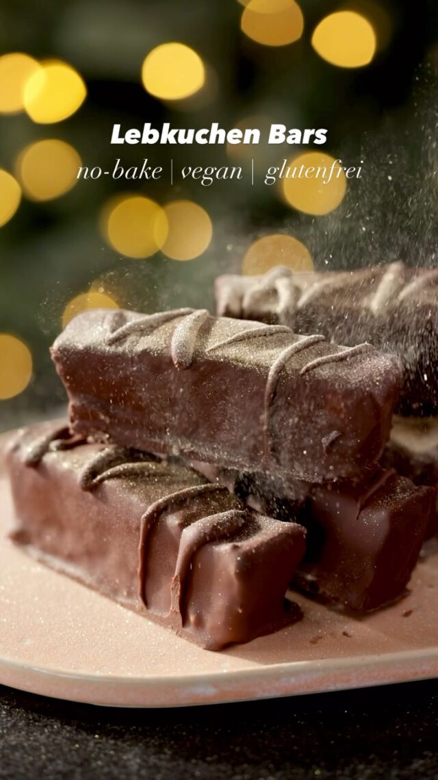 ✨🎄 No-bake Lebkuchen Bars – weil jetzt genau die richtige Zeit für Glitzer, Schokolade und winterliche Gewürze ist! 😍 Ich liebe es, meine no-bake Kreationen mit essbarem Glitzer zu dekorieren – vor allem auf Schoko macht das einfach richtig was her. Diese Bars sind nicht nur ein Hingucker, sondern auch:

✔️ glutenfrei ✔️ ohne raffinierten Zucker ✔️ vegan

Und das Beste? Ihr könnt die Gewürze ganz nach eurem Geschmack anpassen – ob Lebkuchen, Spekulatius oder einfach Zimt! Hier kommt das Rezept:

✨ Boden:
* 350 g Cashews, eingeweicht 
* 80 ml Agavendicksaft
* 80 ml Kakaobutter
* 1 Prise Salz 
✨ Lebkuchen-Creme:
* 200 g Dattelpaste 
* 300 g Mandeln, eingeweicht 
* 2 TL Lebkuchengewürz
* Etwas Hafermilch
* 1 Prise Vanille

✨ Schoko-Deko:
* Geschmolzene Zartbitterschokolade
* Essbarer Glitzer (optional, aber sooo schön ✨)

So geht’s:
1️⃣ Für den Boden alle Zutaten mixen, bis ein klebriger Teig entsteht. In eine Form drücken und ins Gefrierfach stellen.  2️⃣ Die Zutaten für die Lebkuchen-Creme mixen und auf den gekühlten Boden streichen. Wieder ab ins Gefrierfach damit bis alles fest ist.  3️⃣ Mit geschmolzener Schokolade überziehen. 4️⃣ Ab in den Kühlschrank und nach dem Festwerden mit Glitzer dekorieren! 💫

Speichert das Rezept und lasst euch von diesen easy, festlichen Bars verzaubern! 

#rohvegan #spekulatiusbars #weihnachtlich #glutenfrei #veganbacken #gesundnaschen #süßerezepte #weihnachtsstimmung #ohnezucker #schokolade #glitzerliebe #leckersnacken #kathikocht